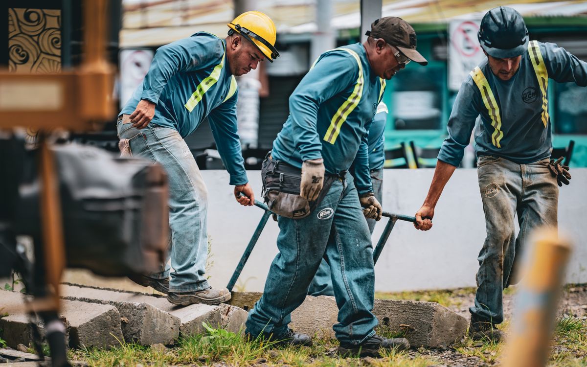 Equipe de trabalhadores com equipamento de proteção
