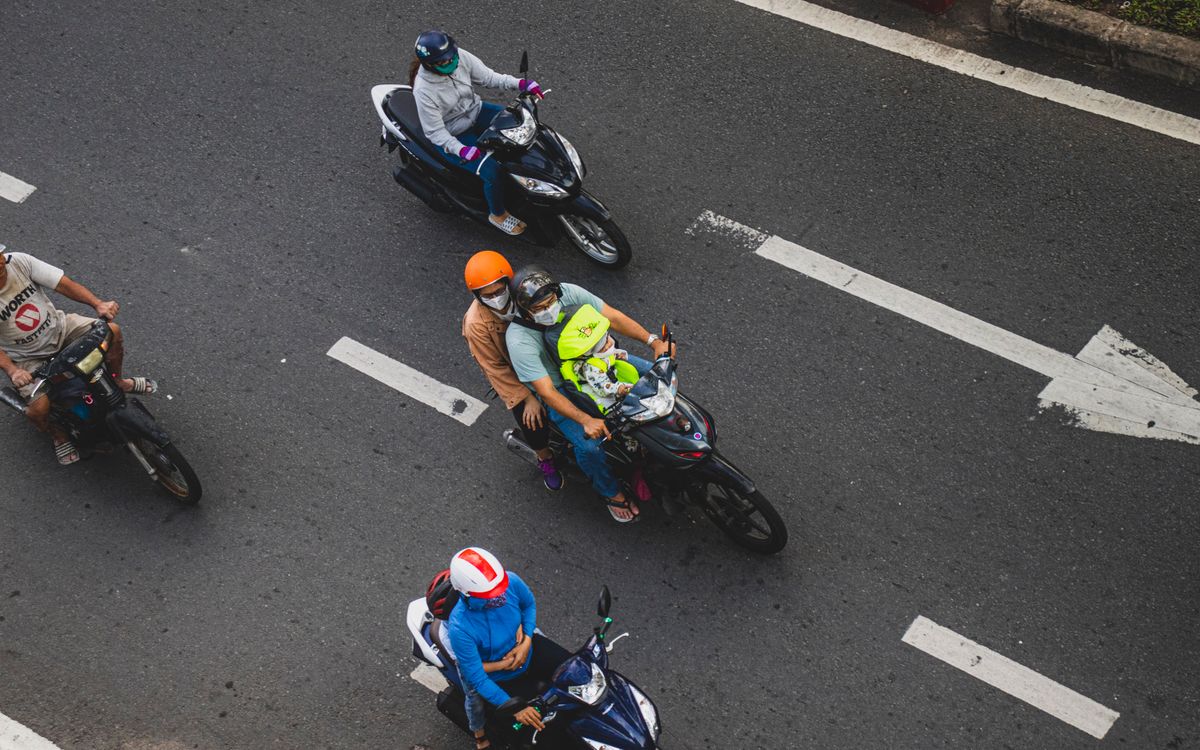 Motociclistas em via urbana