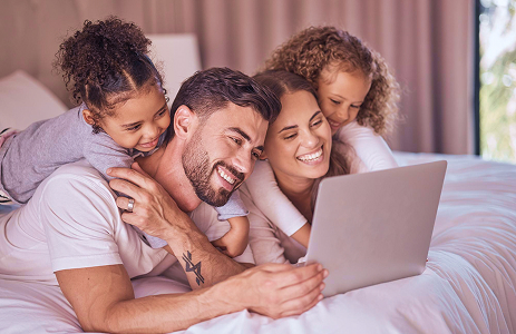Família reunida diante de um notebook, amparada pelo pecúlio